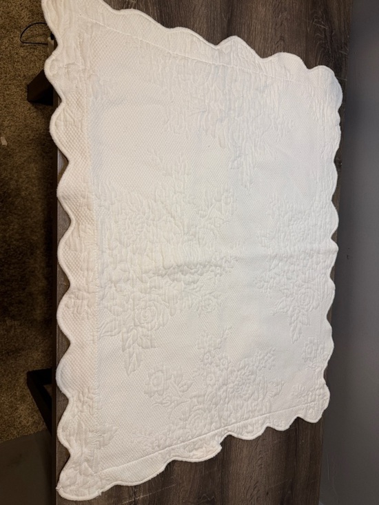 Source Unknown Other - Two White Scalloped Quilted Sham